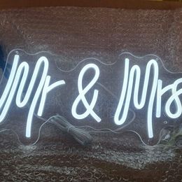 Neon Sign - Mr & Mrs